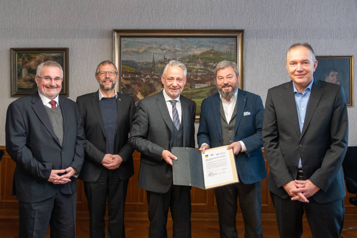 Gerhard Bös (Geschäftsführer Stadtwerke Friedrichsthal), Franz-Josef Johann (Geschäftsführer Stadtwerke Saarbrücken), Bürgermeister Christian Jung, Peter Edlinger (Geschäfts-führer Stadtwerke Saarbrücken) , Dr. Falk Ihrig, Geschäftsführer Stadtwerke Saarbrücken Beteiligungsgesellschaft (v.l.) | Bild: Regio-Journal