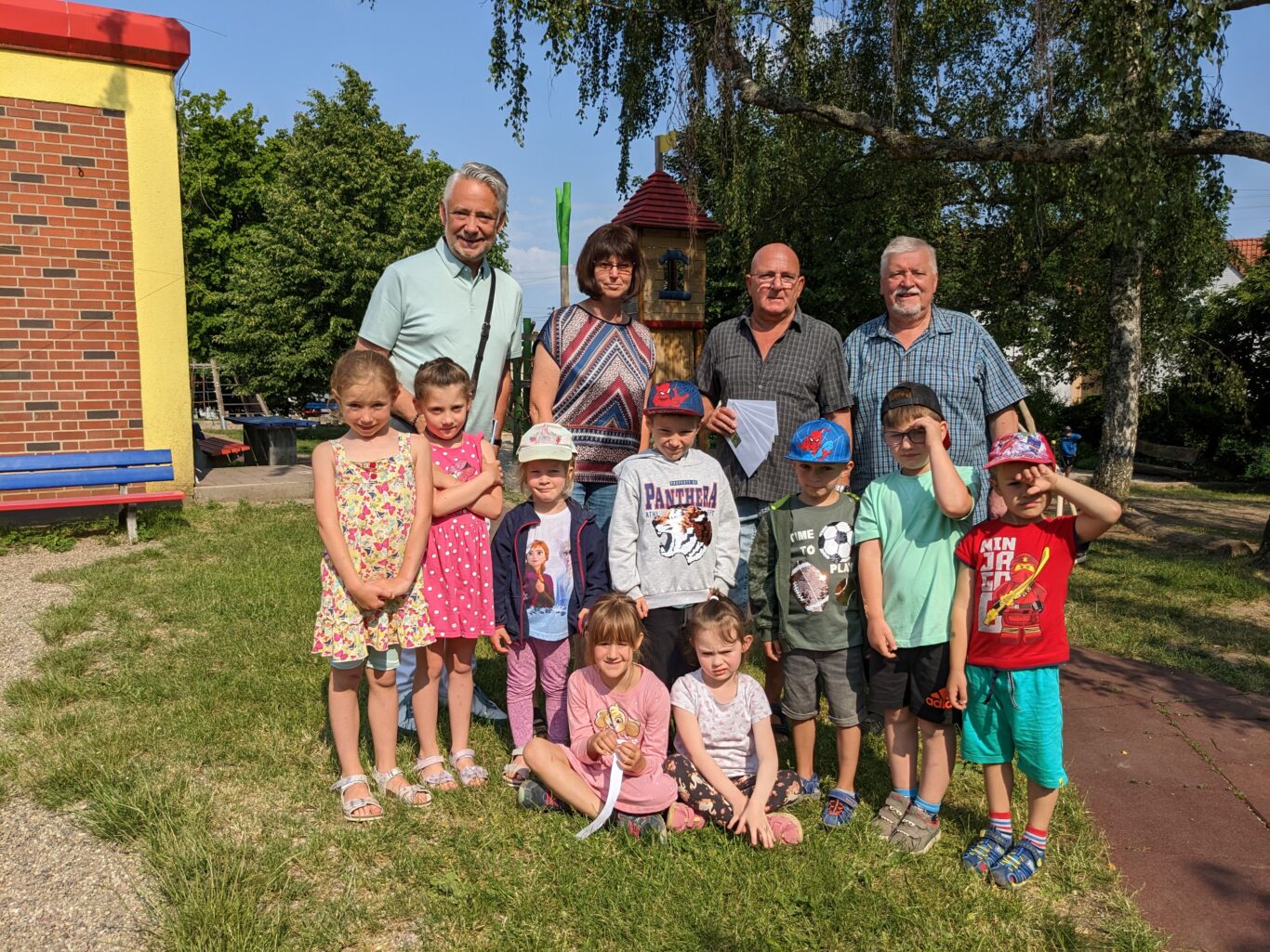 Kinder der KiTa gemeinsam mit (v.l.) BGM Jung, Leiterin Fr. Woll, Volker Jost und 2. Beigeordneter Peter Jung | Bild: Regio-Journal