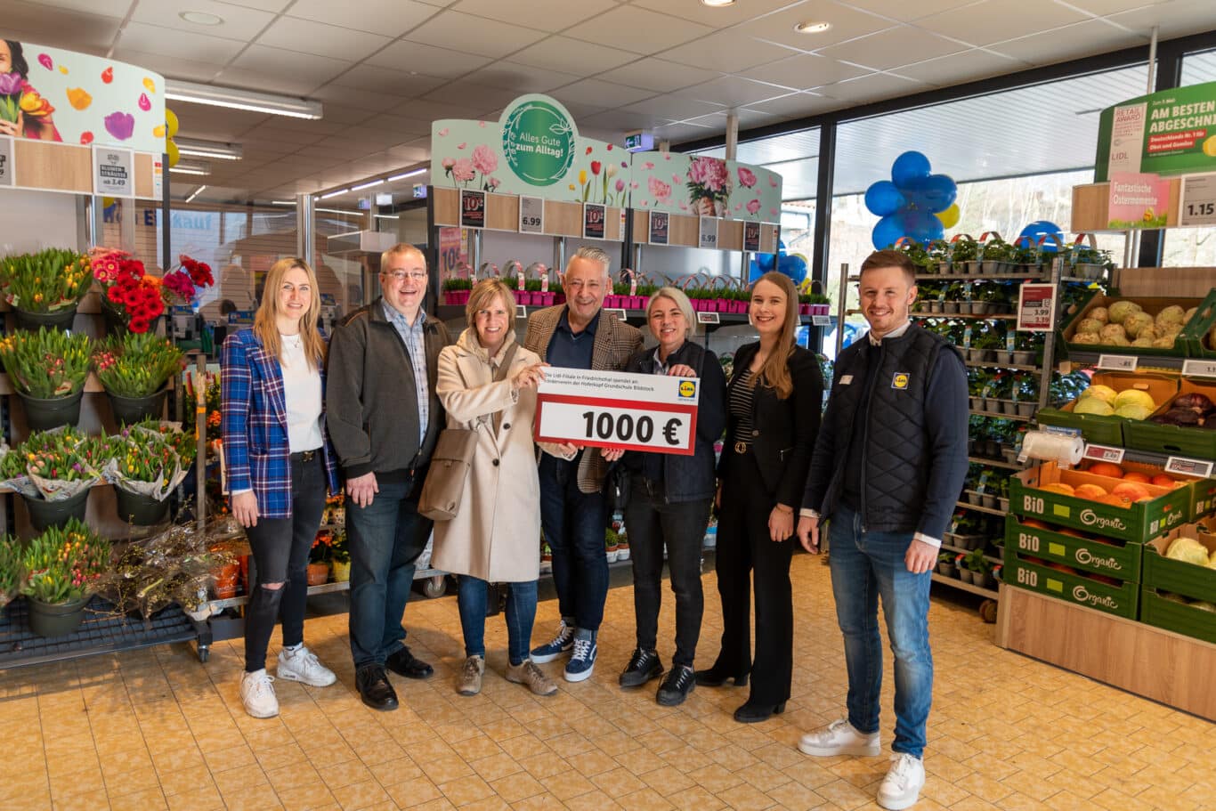 Bürgermeister Jung, Mitglieder des Fördervereins & die Filialleitung von Lidl